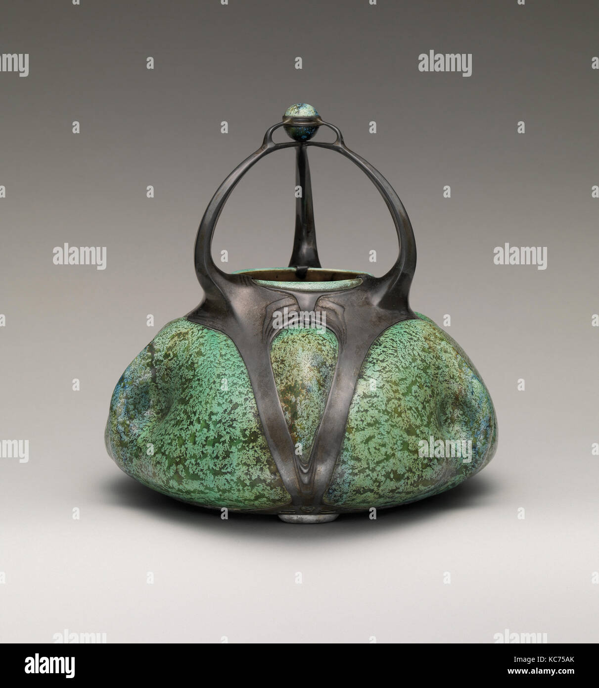 Modell Nr. 992, Ca. 1903, Steinzeug, Zinn, 10 1/4 x 10 1/2 in. (26 x 26,7 cm), Ceramics-Pottery, Friedrich August Scherf und Stockfoto