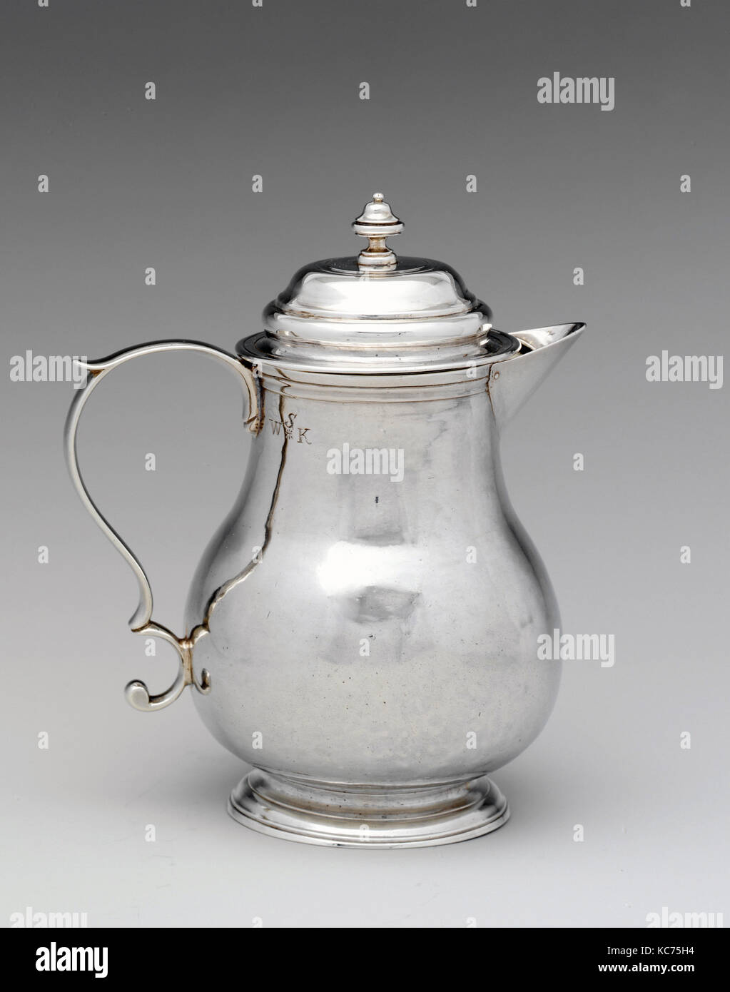 Milch Pot, 1750-75, in Boston, Massachusetts, USA, US-amerikanischen, Silber, Gesamt: 5 5/8 x 4 11/16 in. (14,3 x 11,9 cm Stockfoto