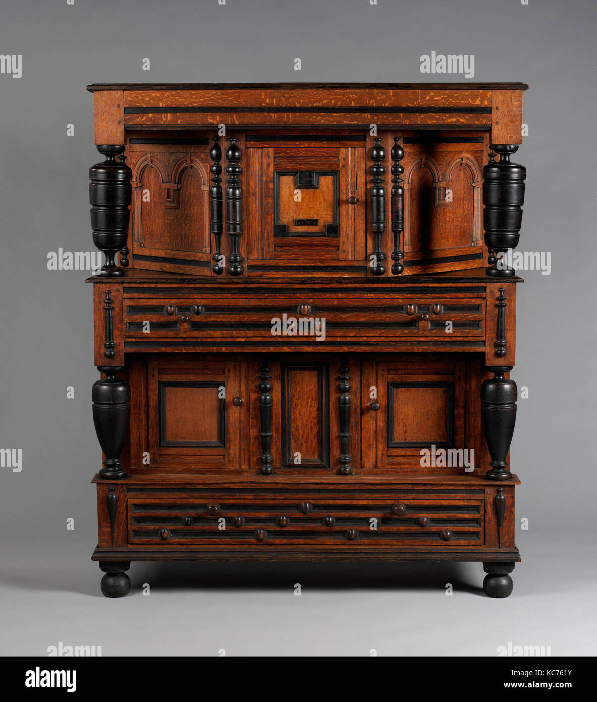 Schrank, 1683, American, Eiche, Ahorn, Tulip poplar mit Eichen und Kiefern, 58 1/4 x 49 1/2 x 20 3/4 in. (148 x 125,7 x 52,7 cm Stockfoto