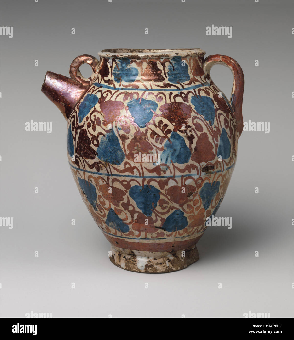 Krug, 1435-75, in Manises, Valencia, Spanien, Spanisch, Zinn - glasierte Irdenware, Gesamt: 8 1/2 x 7 13/16 x 6 3/4 Zoll Stockfoto