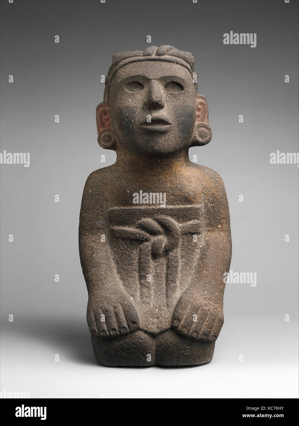 Kniende weibliche Figur, 15. Anfang des 16. Jahrhunderts, Mexiko, Mesoamerika, Aztec, Stein, Pigment, Gesamt: 21 1/2 x 10 1/2 in. (54,61 Stockfoto