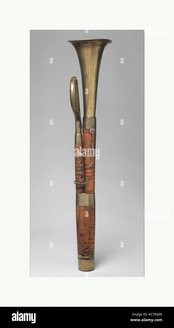 Russische Fagott, Ca. 1830, Paris, Frankreich, Französisch, Messing und Holz, Länge +/- 106 cm (41-3/4 in.), Durchm. der Glocke 19,5 cm (7-11/16 Stockfoto