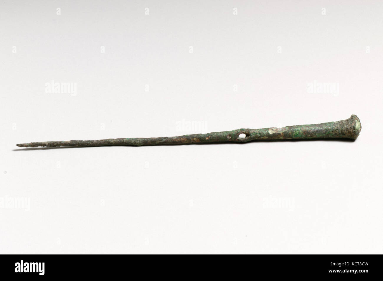 Pin, Öse Art, die zyprische, die Bronze, Andere: 6 1/4 in. (15,9 cm), Bronzen Stockfoto
