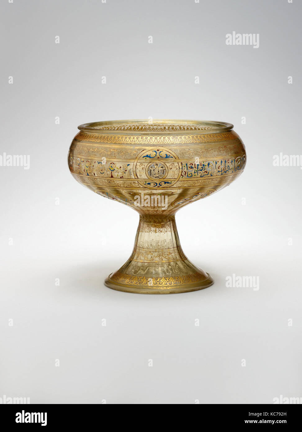 Footed Bowl mit Adler Wappen, Mitte des 13. Jahrhunderts, die wahrscheinlich in Syrien, Glas, farblos mit gelben Farbton; eintauchen-geformten Stockfoto