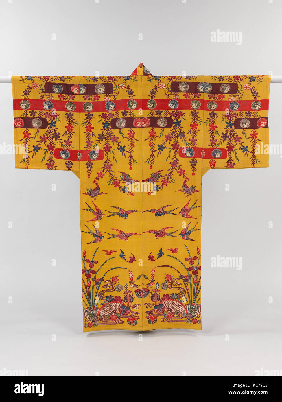 Bademantel, 19. Jahrhundert, Japan (Okinawa, Ryūkyū-Inseln), widerstehen - gefärbt und bemalt (bingata) Seide Crepe, 20 1/2 x 56 in. (52,1 x 142,2 Stockfoto