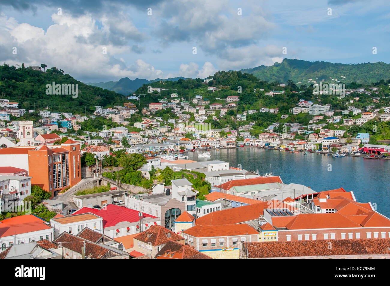 Überblick über St. George's Hafen surrouned durch farbenfrohe Gebäude, Grenada Stockfoto