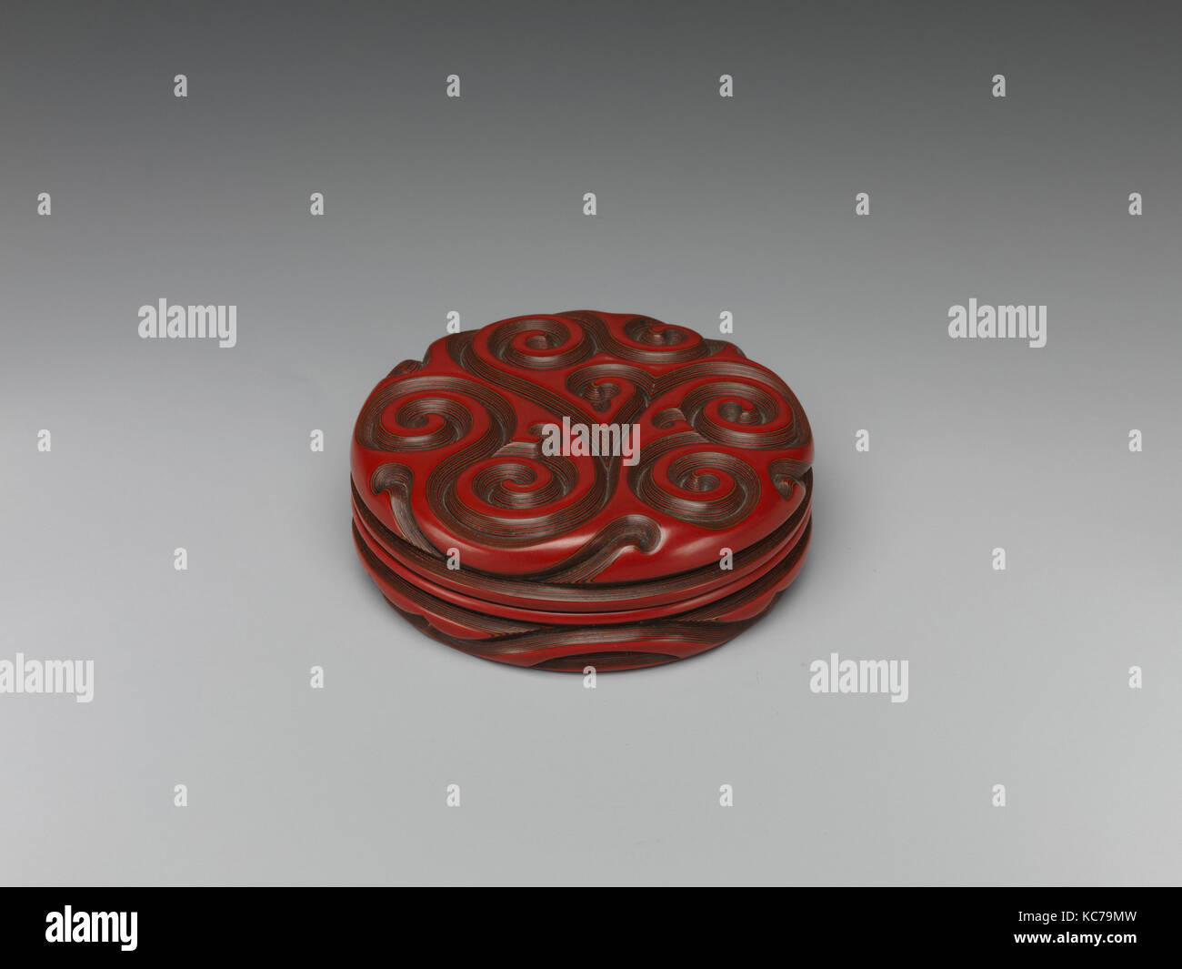 元 朱面剔犀香草紋漆盒, Räucherstäbchen Box mit "duftenden Gras" Design, 14. Jahrhundert Stockfoto