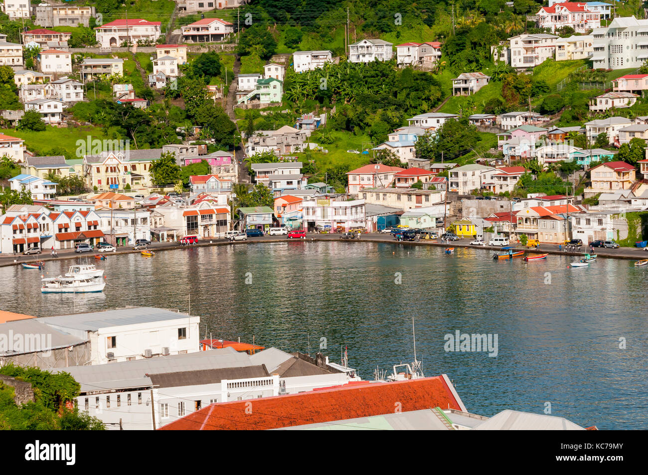 Überblick über St. George's Hafen surrouned durch farbenfrohe Gebäude, Grenada Stockfoto