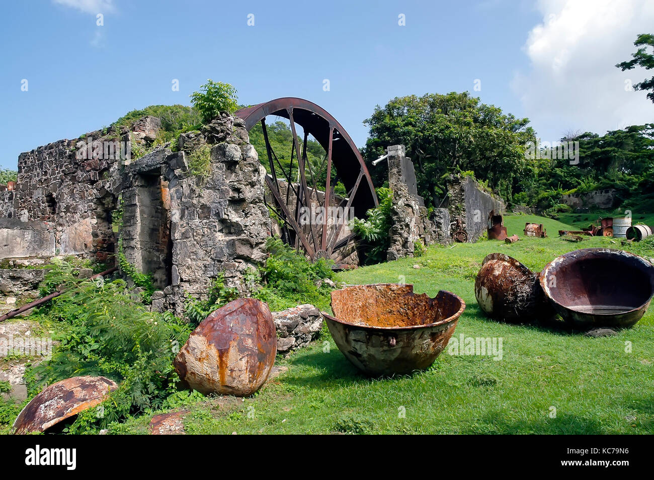 River Antoine Rum Distillery alte Wasserrad und Metall Bottiche Grenada Stockfoto