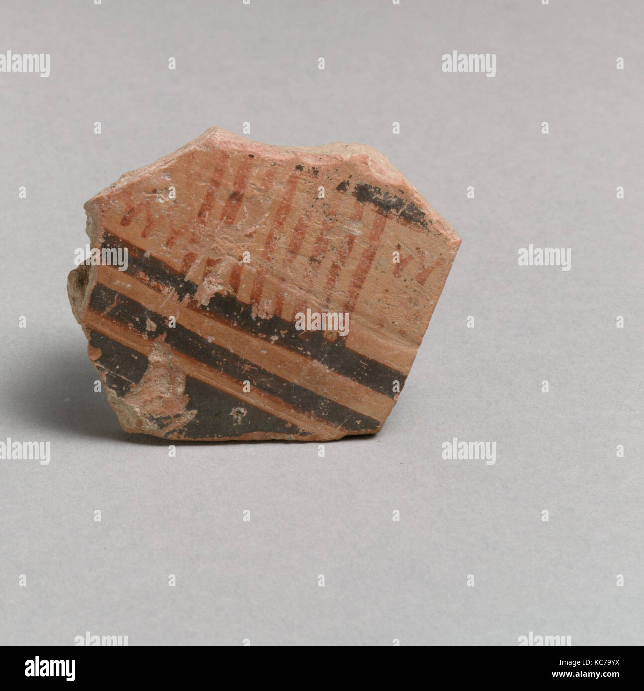 Vase Fragment, Helladic, Griechisch, Lakonischen, Terrakotta, 2 1/8 x 1 13/16 in. (5.4 x 4.6cm), Vasen Stockfoto