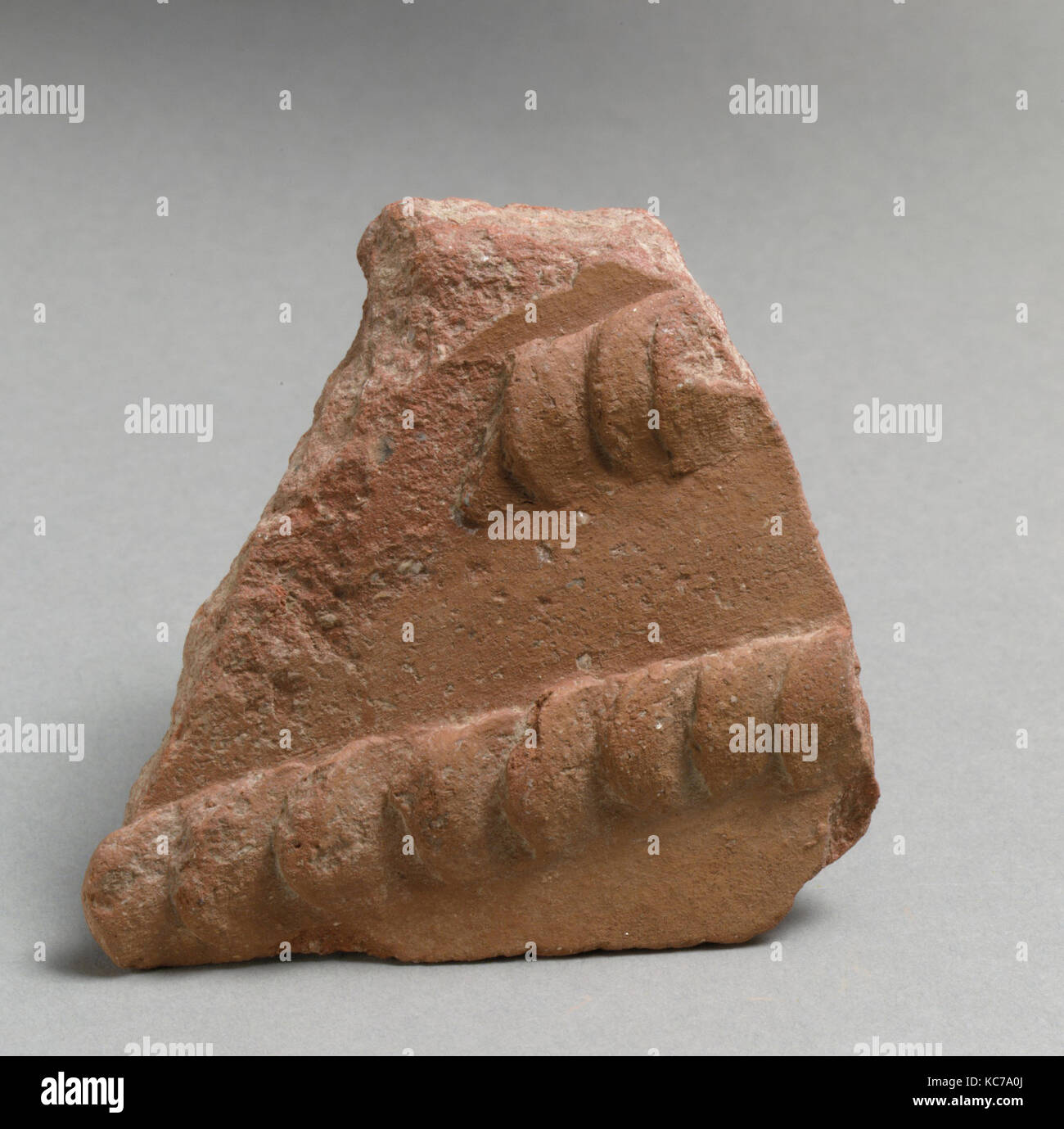 Vase Fragment, frühe Helladic, Ca. 3000 - 2000 V.CHR., Ägäis, Terrakotta, Andere: 2 3/4 in. (7 cm), Vasen Stockfoto