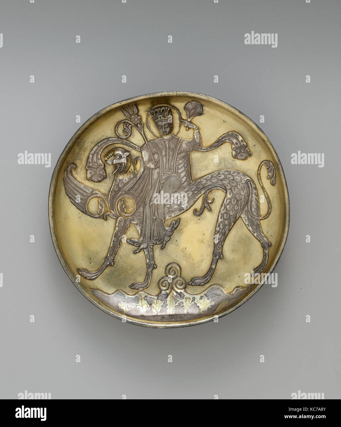 Die Platte zeigt eine weibliche Figur, ein fantastisches Winged Beast, wahrscheinlich aus dem 8. Jahrhundert Stockfoto