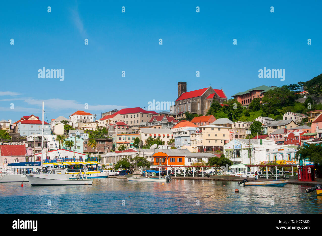 St. George's Grenada ist die Hauptstadt auf der Seite einer alten vlocano Um eine hufeisenförmige Hafen gebaut Stockfoto