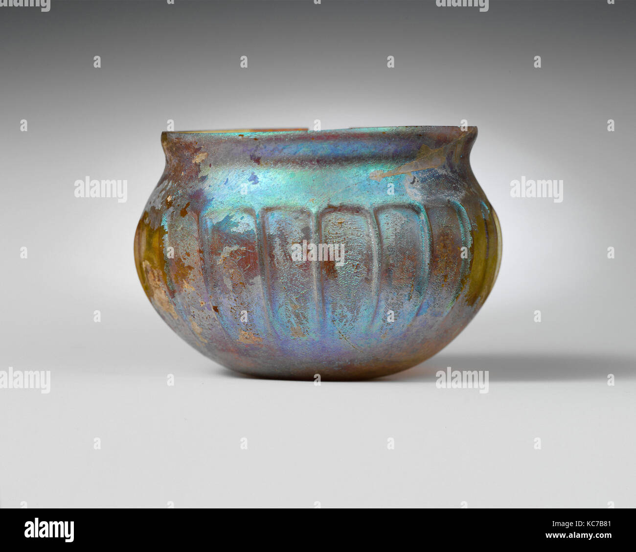 Glas gerippt Schüssel, frühen Kaiserzeit, Mitte 1. Jahrhundert n. Chr., Römische, Glas, geblasen und nachgerüstet, H.: 2 5/8 in. (6,7 cm), Glas Stockfoto