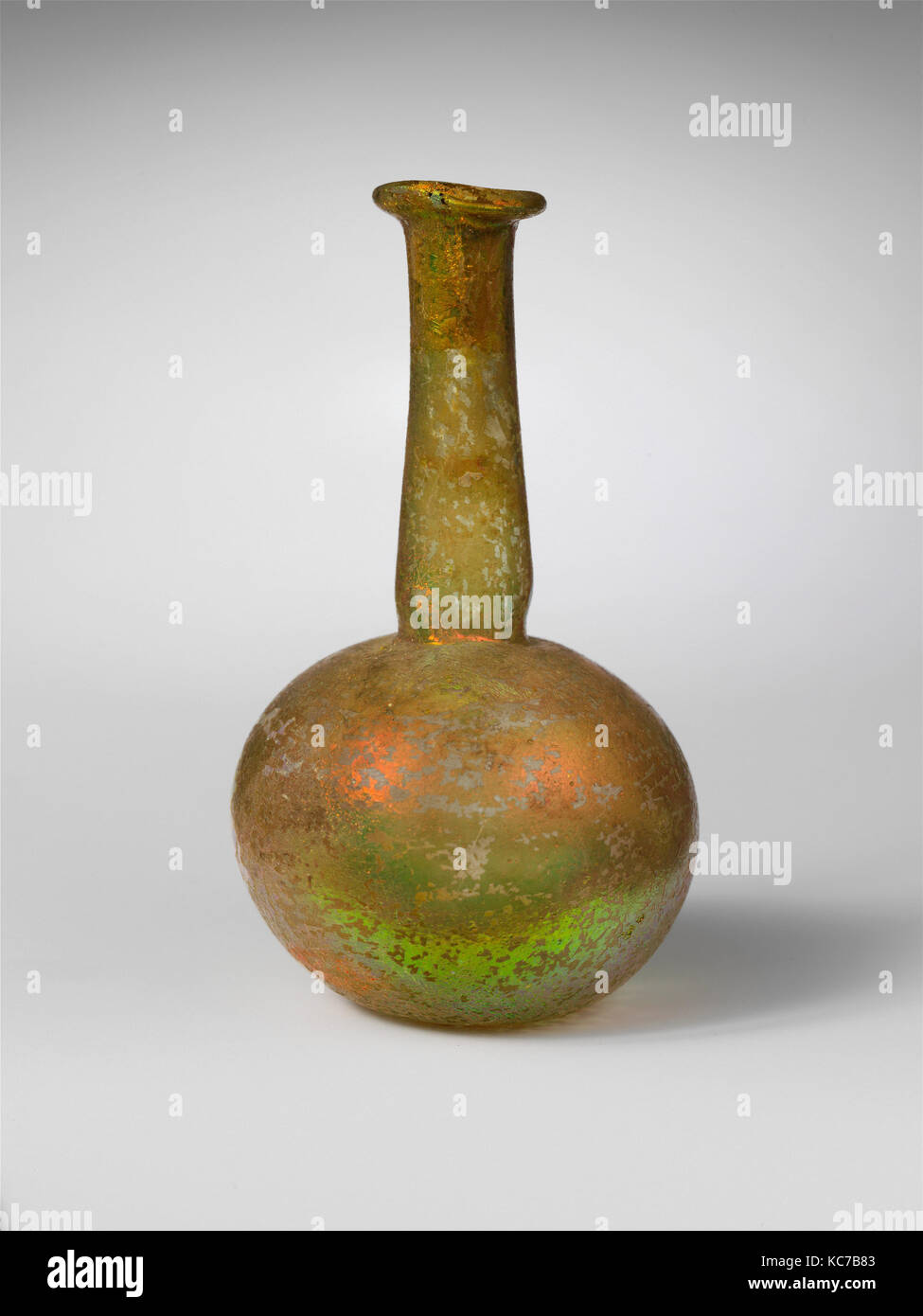 Glas Parfümflasche, Mitte Imperial, 2. bis 3. Jahrhundert n. Chr., Römische, Glas, geblasen, 3 7/8 in. (9,8 cm), Glas, farblos (?). Rim Stockfoto