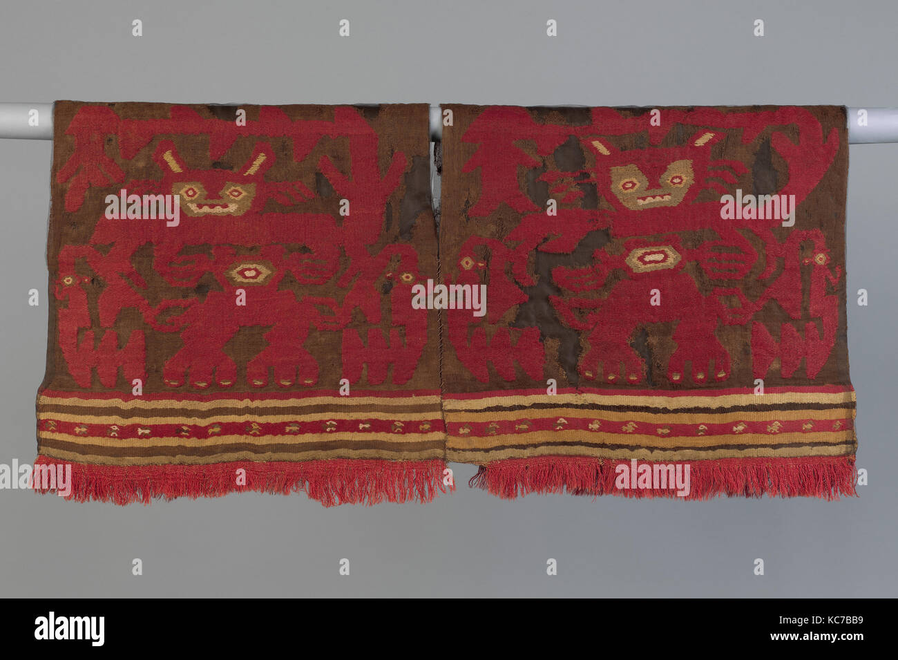 Tunika, 12. - 15. Jahrhundert, Peru, Chimú, Baumwolle, Camelid Haar, H.18x W. 37. (45,7 x 94 cm), Textiles-Woven Stockfoto