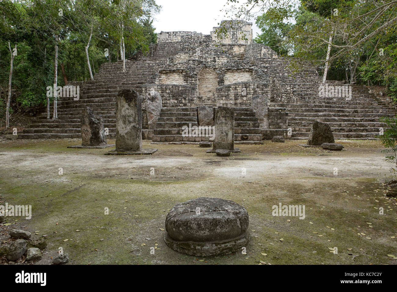 Flache runde Steine sind mit Stelen der Maya Ruinen wie dieses in calakmul Mexiko verbunden Stockfoto