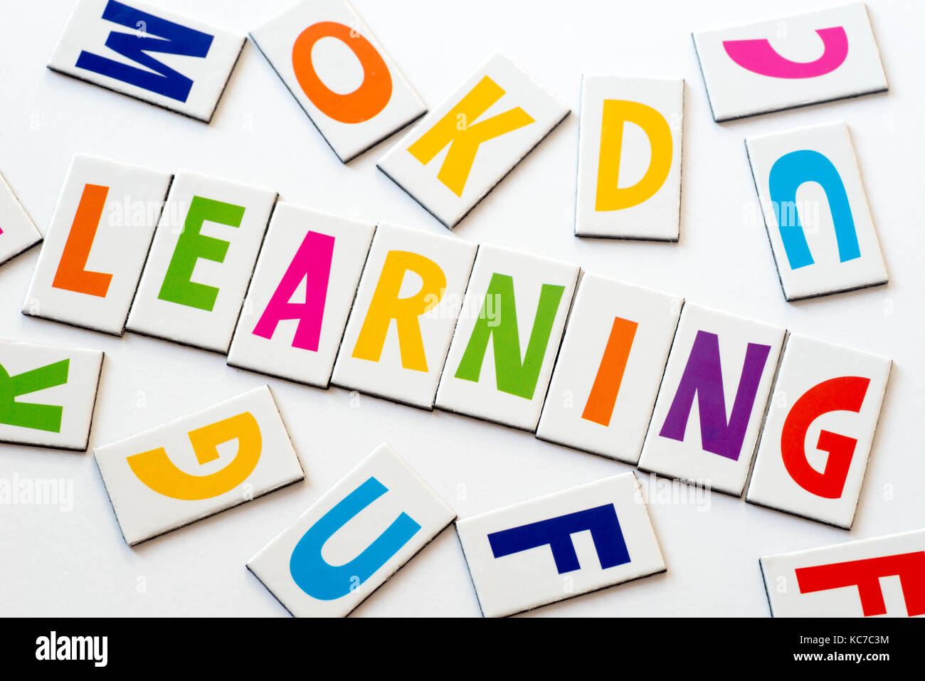 Lernen von Wörtern aus bunte Buchstaben auf weißem Hintergrund Stockfoto