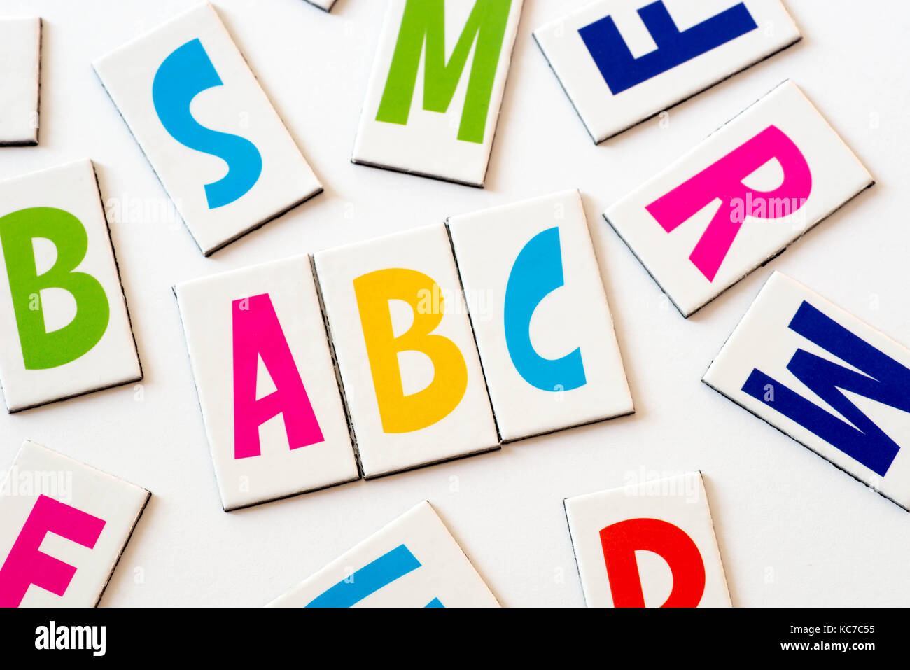 Wort abc aus bunte Buchstaben auf weißem Hintergrund Stockfoto