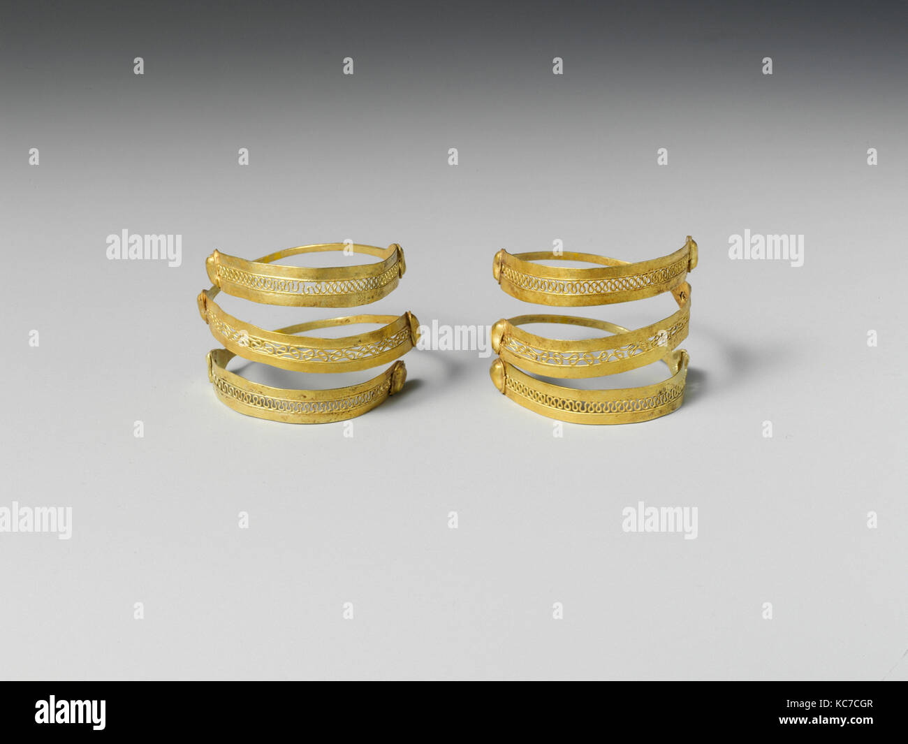 Paar gold Spiralen, Archaische, 7.-6. Jahrhundert v. Chr., Etruskische, Gold, Andere: 1 3/8 in. (3,5Cm), Gold und Silber, Filigran; drei Stockfoto