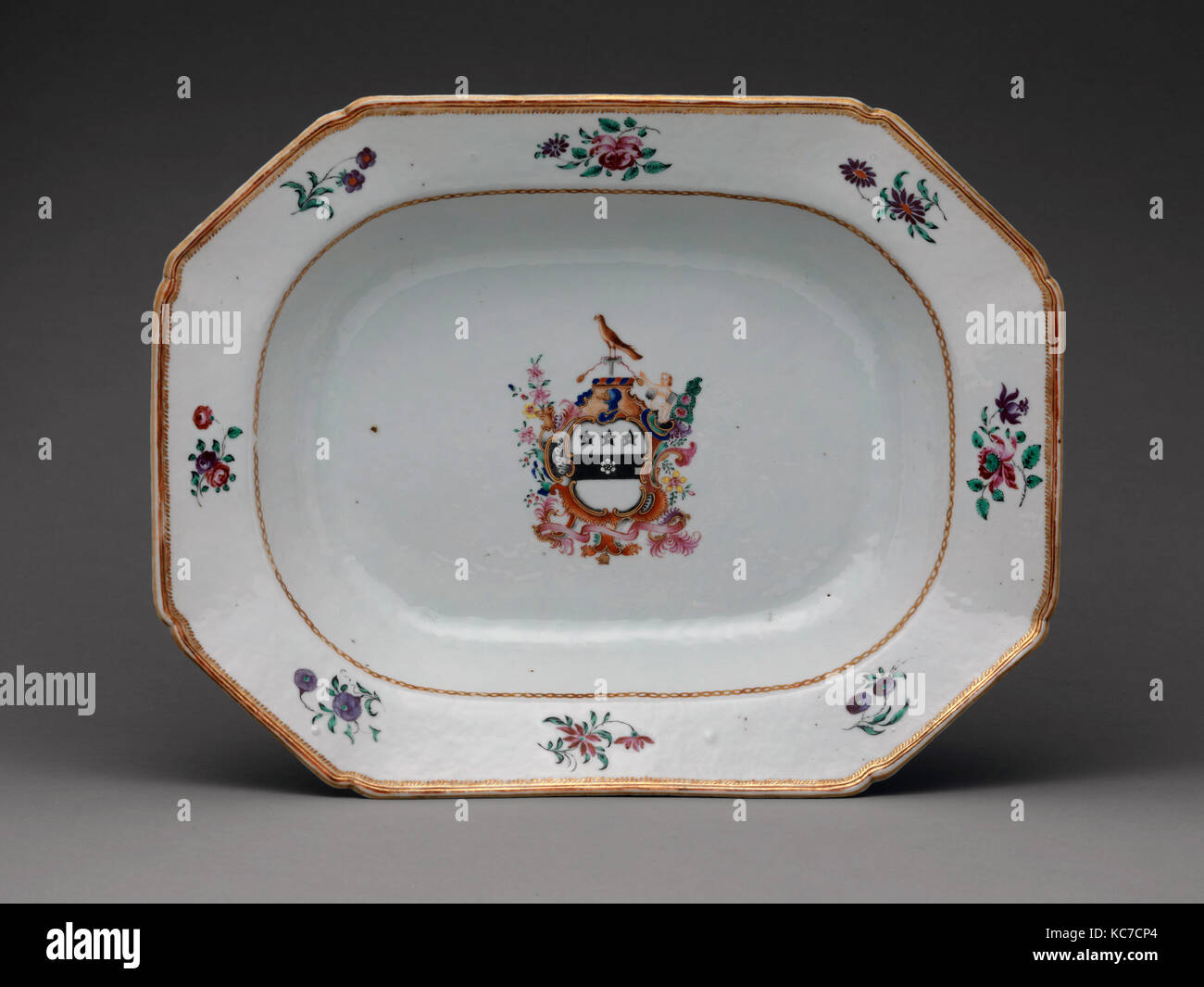 Platter, 1785-90, in China, Chinesische, zum amerikanischen Markt, Porzellan, 13 1/8 x 16 1/2 in. (33,3 x 41,9 cm), Keramik Stockfoto