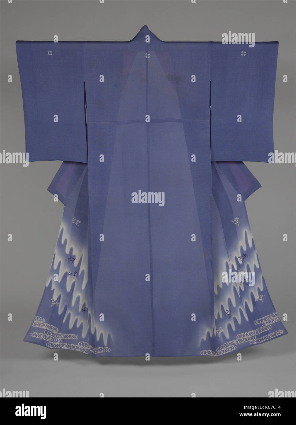 藤紫絽地波千鳥模様単衣, ungefüttert Sommer Kimono (Hito-e) mit Regenpfeifer im Flug über stilisierte Wellen Stockfoto