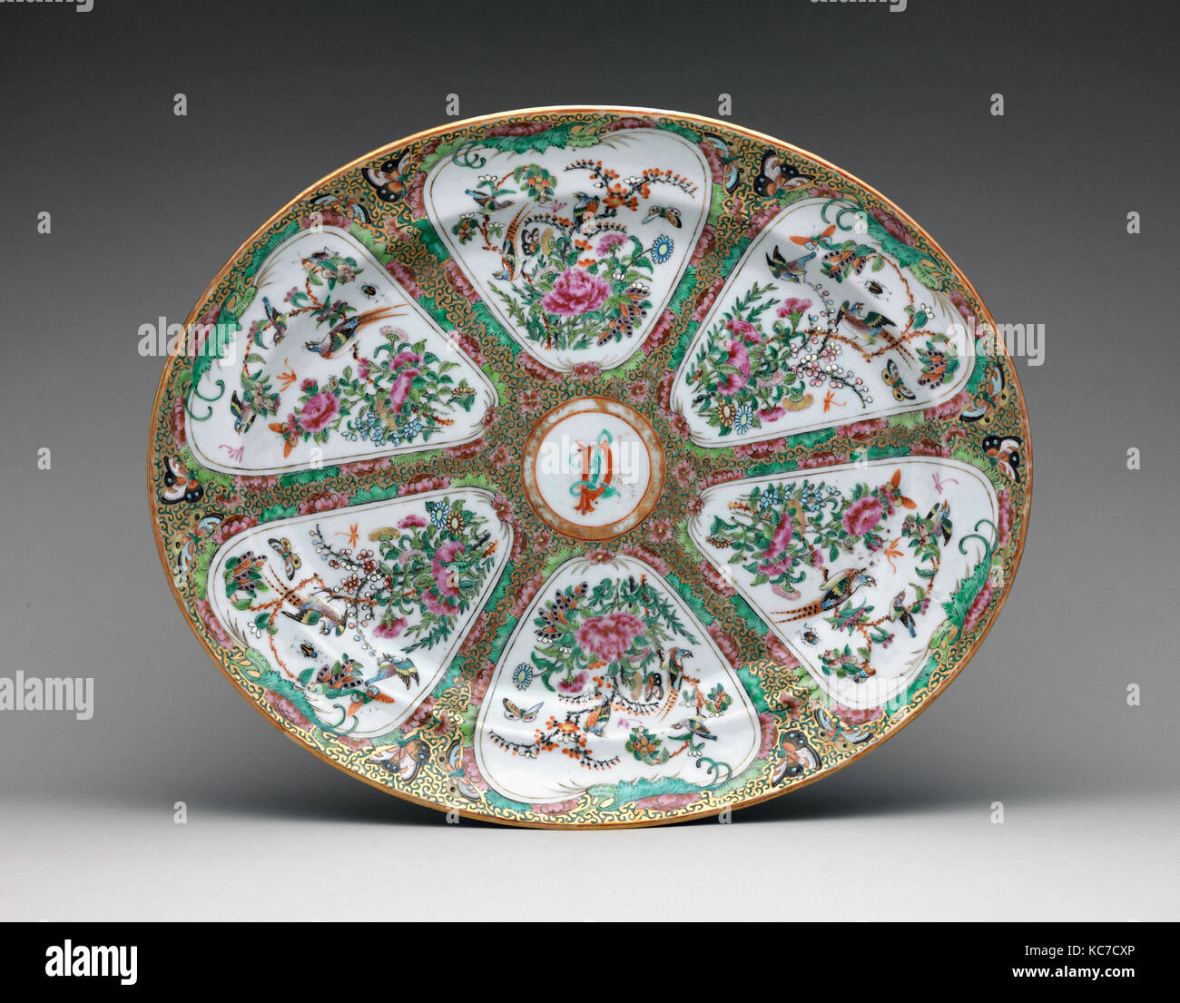 Platter, Ca. 1860-66, in China, Chinesische, zum amerikanischen Markt, Porzellan, 13 7/8 x 16 7/8 in. (35,2 x 42,9 cm), Keramik Stockfoto