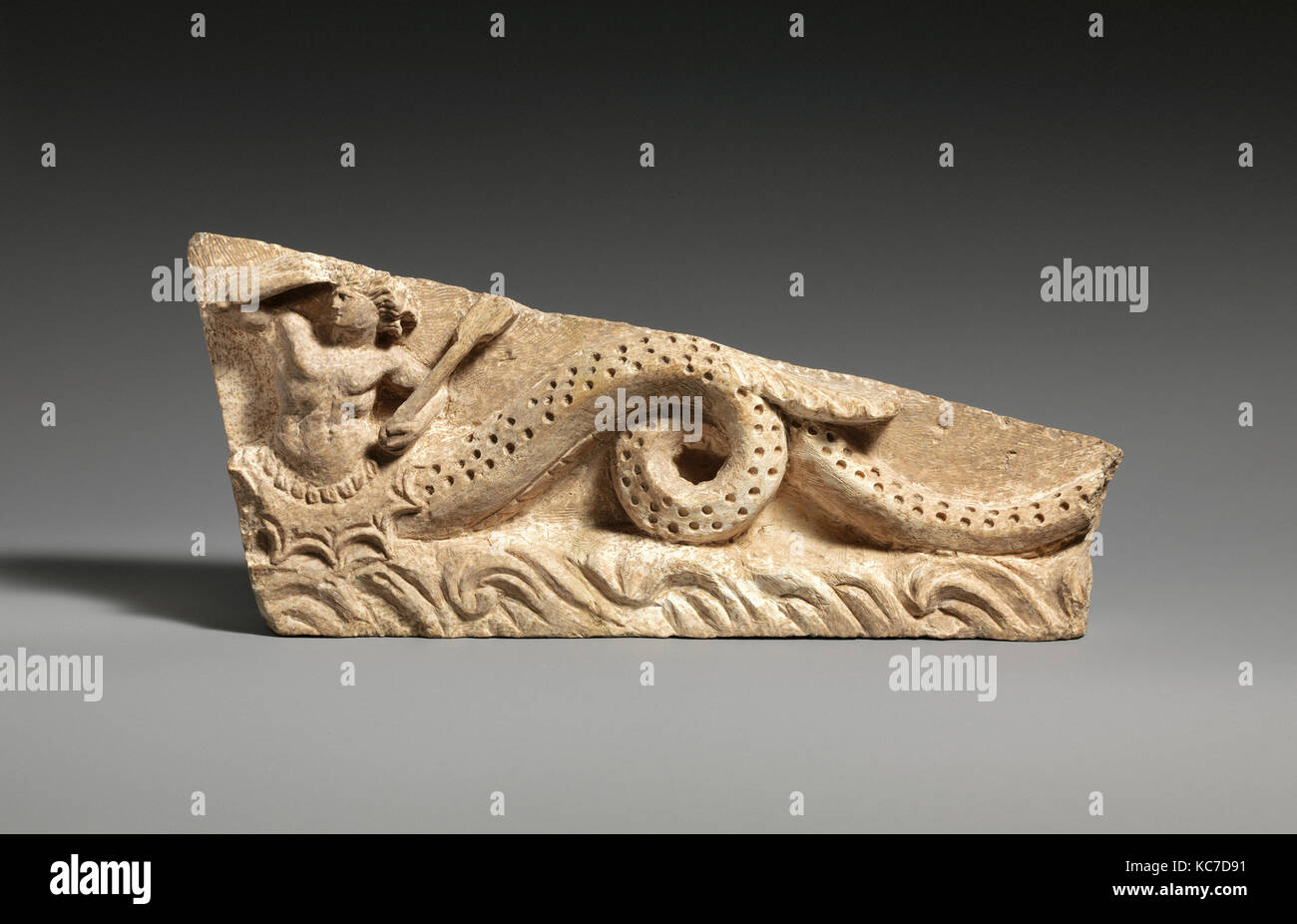 Kalkstein Giebel Fragment, Hellenistische, Ca. 300 v. Chr., griechischer, italienischer, Tarentine, Kalkstein, H.5 1/2 in. (14 cm); Länge Stockfoto