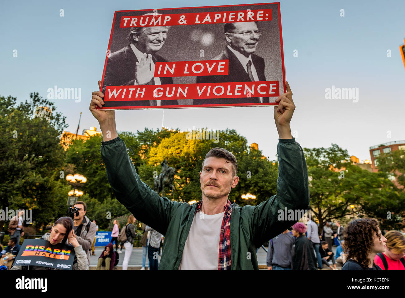 New York, Usa. Oktober 2017. Homosexuell gegen Guns organisierte eine Kundgebung und marsch vom Union Square Park zum Times Square am 2. Oktober 2017; als Antwort auf? ?der? ?Las? ?Vegas? ?Massaker, Hunderte marschierten ihre Stimmen zu erheben, um zu erklären, dass Waffengewalt eine Epidemie ist, Waffengewalt eine Krise der öffentlichen Gesundheit ist, Waffengewalt ist heilbar und es ist nicht akzeptabel, dass amerikaner als Folge von Waffengewalt geschlachtet werden. Quelle: Erik McGregor/Pacific Press/Alamy Live News Stockfoto