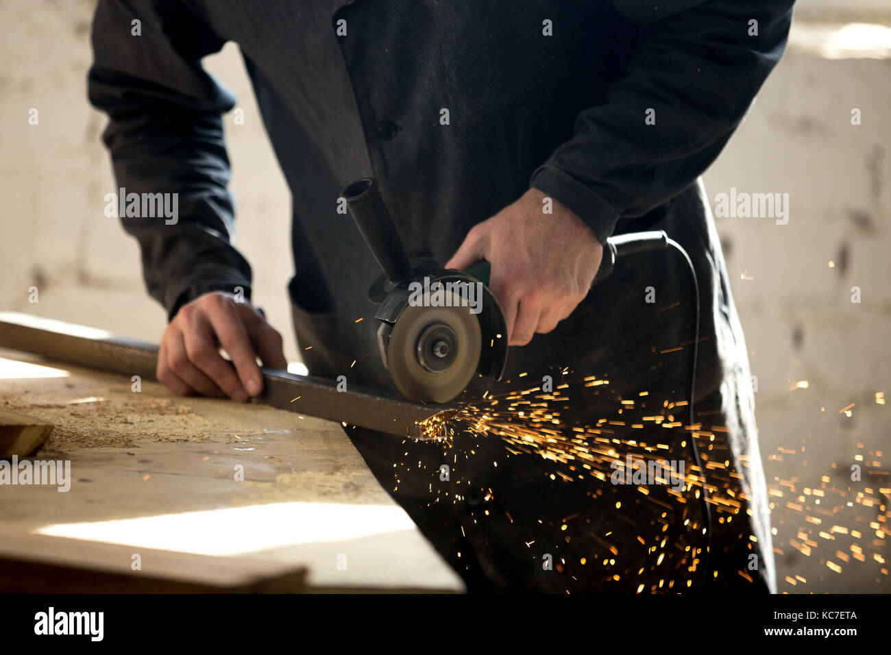 Handwerker arbeiten mit elektrischen Werkzeug in der Werkstatt Stockfoto