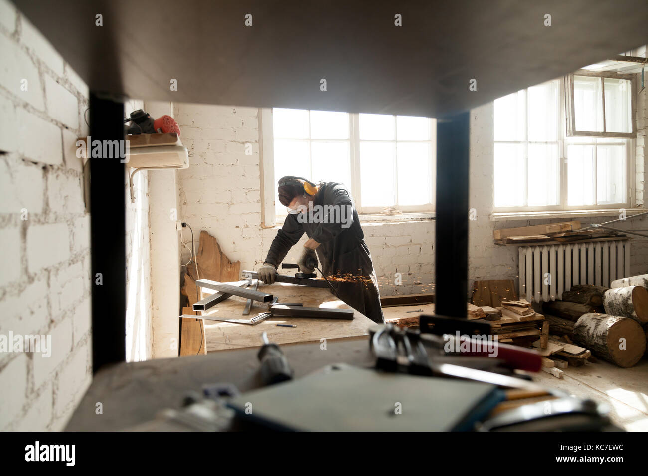Arbeiter Schleifen von Metall Stahl Objekte in der Werkstatt mit Werkzeug Stockfoto