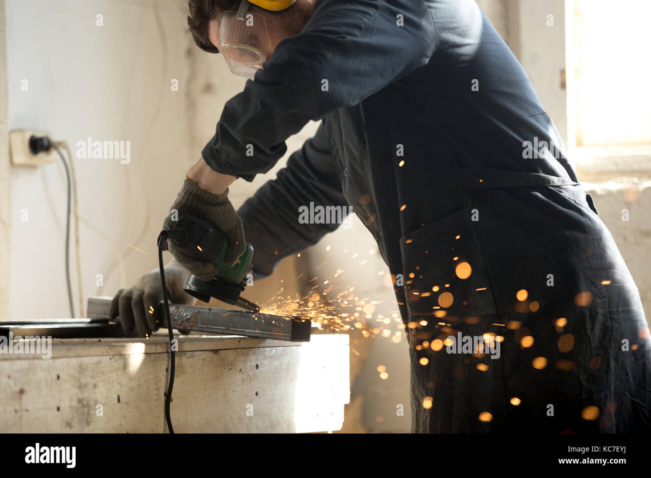 Qualifizierte Handwerker Schleifen von Metall Profil Leitung mit viele Funken Stockfoto