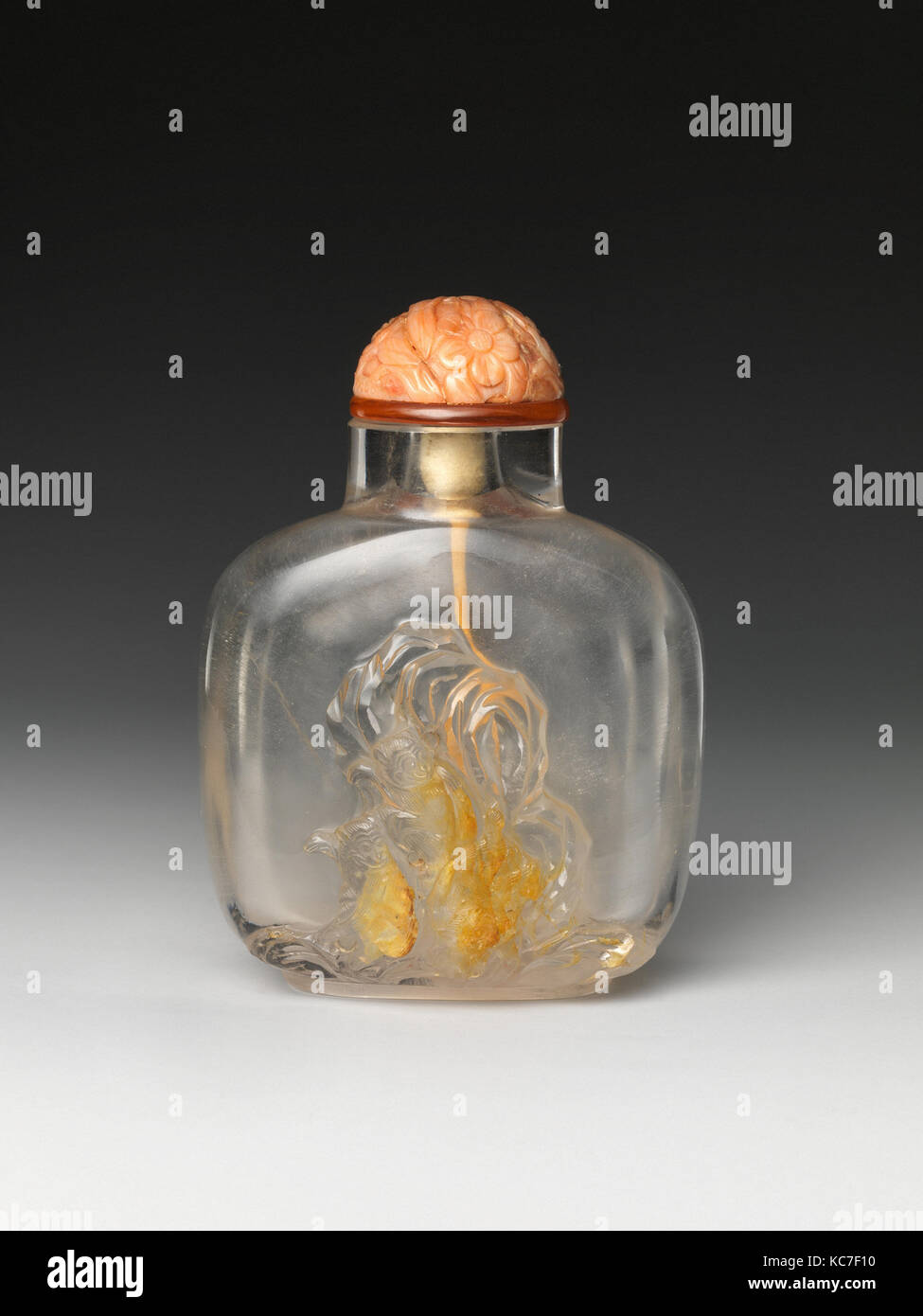 清 水晶雕双猴纹鼻烟壶, Schnupftabak Flasche mit zwei Affen und Rock, Ende des 18. Anfang des 19. Jahrhunderts Stockfoto