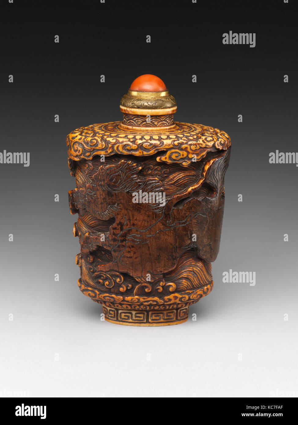 Schnupftabak Flasche, Qing Dynastie (1644 - 1911) und Qianlong Periode (1736-95), China, Côte d'Ivoire mit Anschlag der Korallen und vergoldete Kupferlegierung Stockfoto