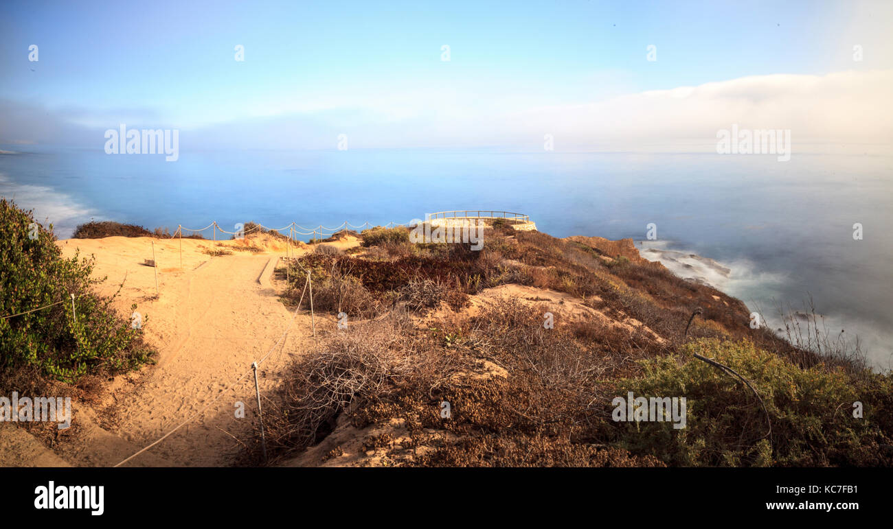 Nebel driftet in über den Ozean an der Crystal Cove State Beach am Rande von Laguna Beach und Corona Del Mar, Kalifornien im Herbst. Stockfoto