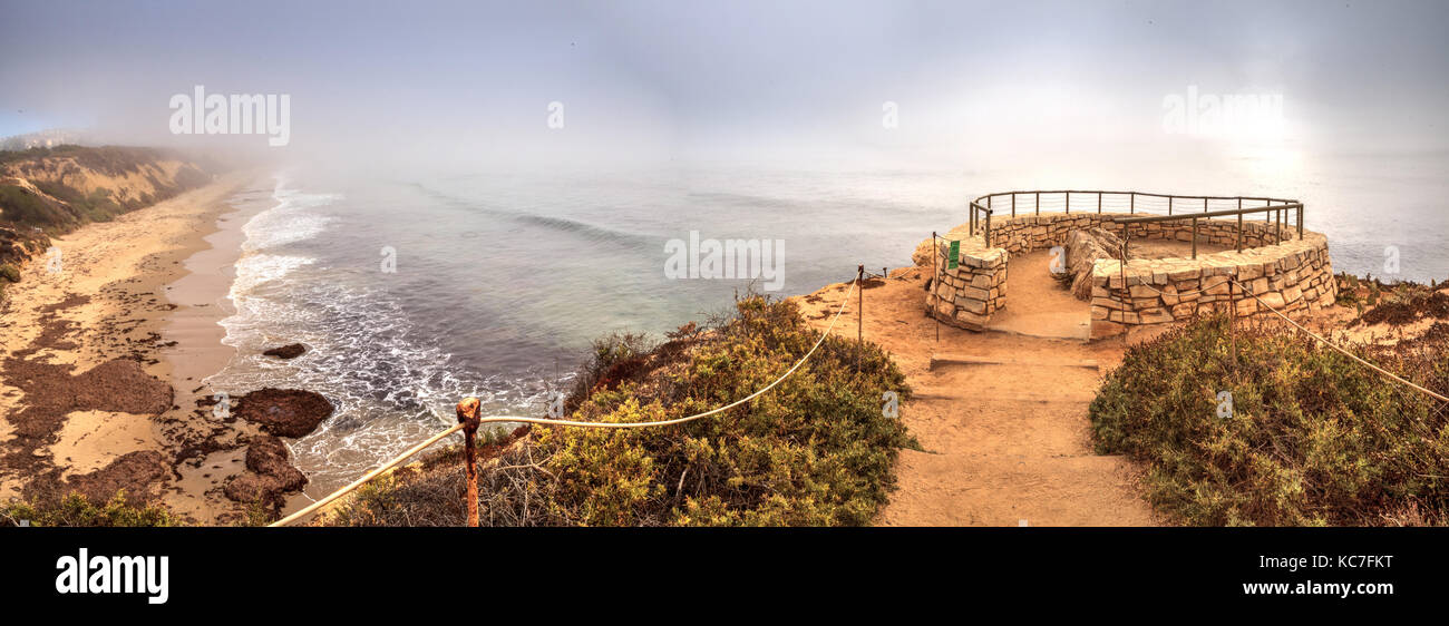 Nebel driftet in über den Ozean an der Crystal Cove State Beach am Rande von Laguna Beach und Corona Del Mar, Kalifornien im Herbst. Stockfoto