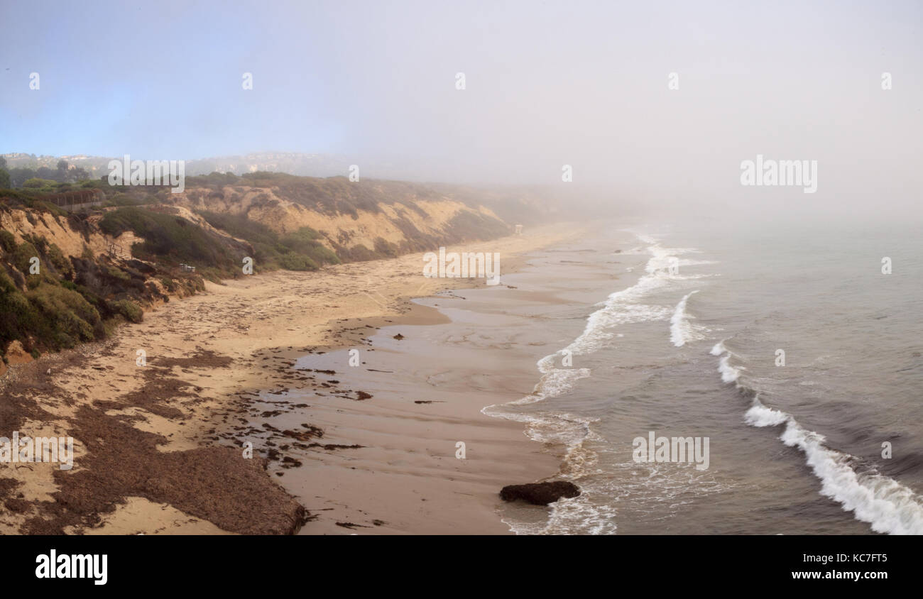 Nebel driftet in über den Ozean an der Crystal Cove State Beach am Rande von Laguna Beach und Corona Del Mar, Kalifornien im Herbst. Stockfoto