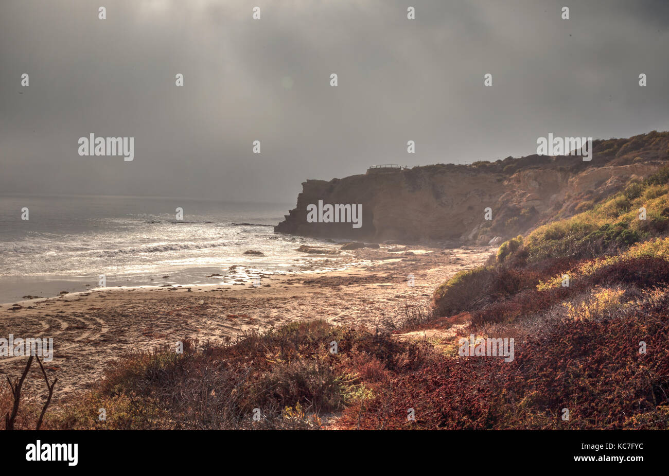 Nebel driftet in über den Ozean an der Crystal Cove State Beach am Rande von Laguna Beach und Corona Del Mar, Kalifornien im Herbst. Stockfoto