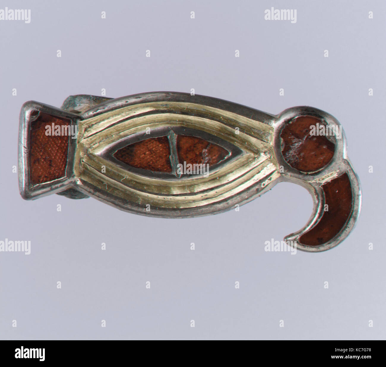 Bird-Shaped Brosche, 500 - 600, fränkischen, Silber-vergoldeten, Granate mit gemusterten Folie Backings, Gesamt: 1/2 x 1 3/16 x 1/4 in. (1.2 Stockfoto