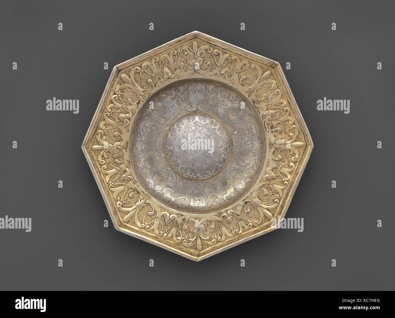 Achteckige Teller, Ca. 1650, mit späteren Ornamentik, die ungarische, die Beszterce, vergoldetem Silber, Gesamt: 10 1/16 x 10 1/16-in. (25,5 x Stockfoto