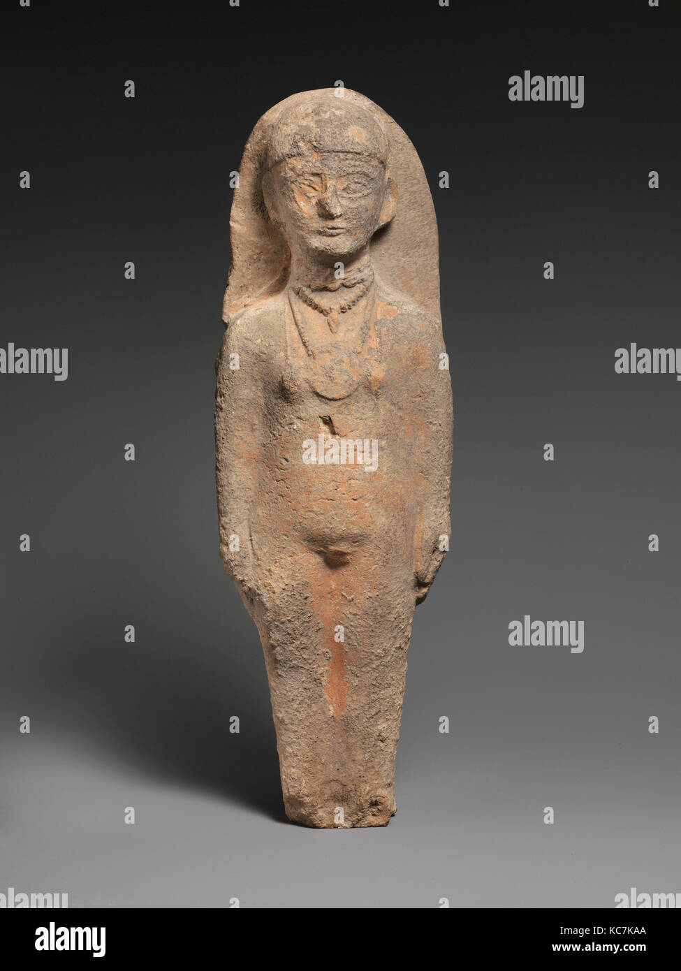 Stehende weibliche Figur, Cypro-Archaic II, Ca. 600 - 480 v. Chr., die zyprische, Terrakotta; Schimmel, H., 13 5/8 in. (34,6 cm Stockfoto