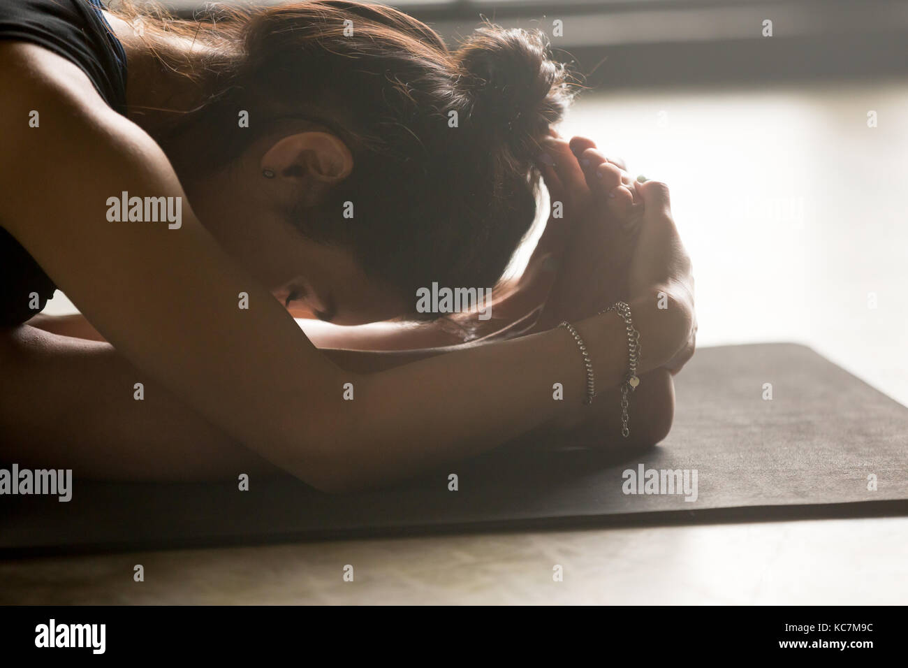 Closeup Image der jungen Frau in paschimottanasana darstellen Stockfoto