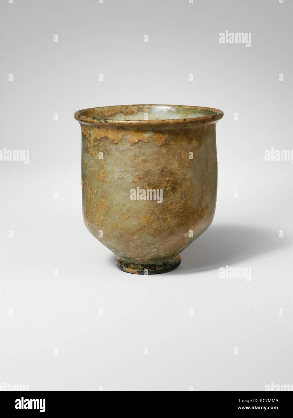 Becherglas, Mitte Imperial, 2. bis 3. Jahrhundert n. Chr., Römische, Glas, geblasen, Höhe: 3 3/16 in. (8.1Cm), Glas, farblos mit tiefen Stockfoto