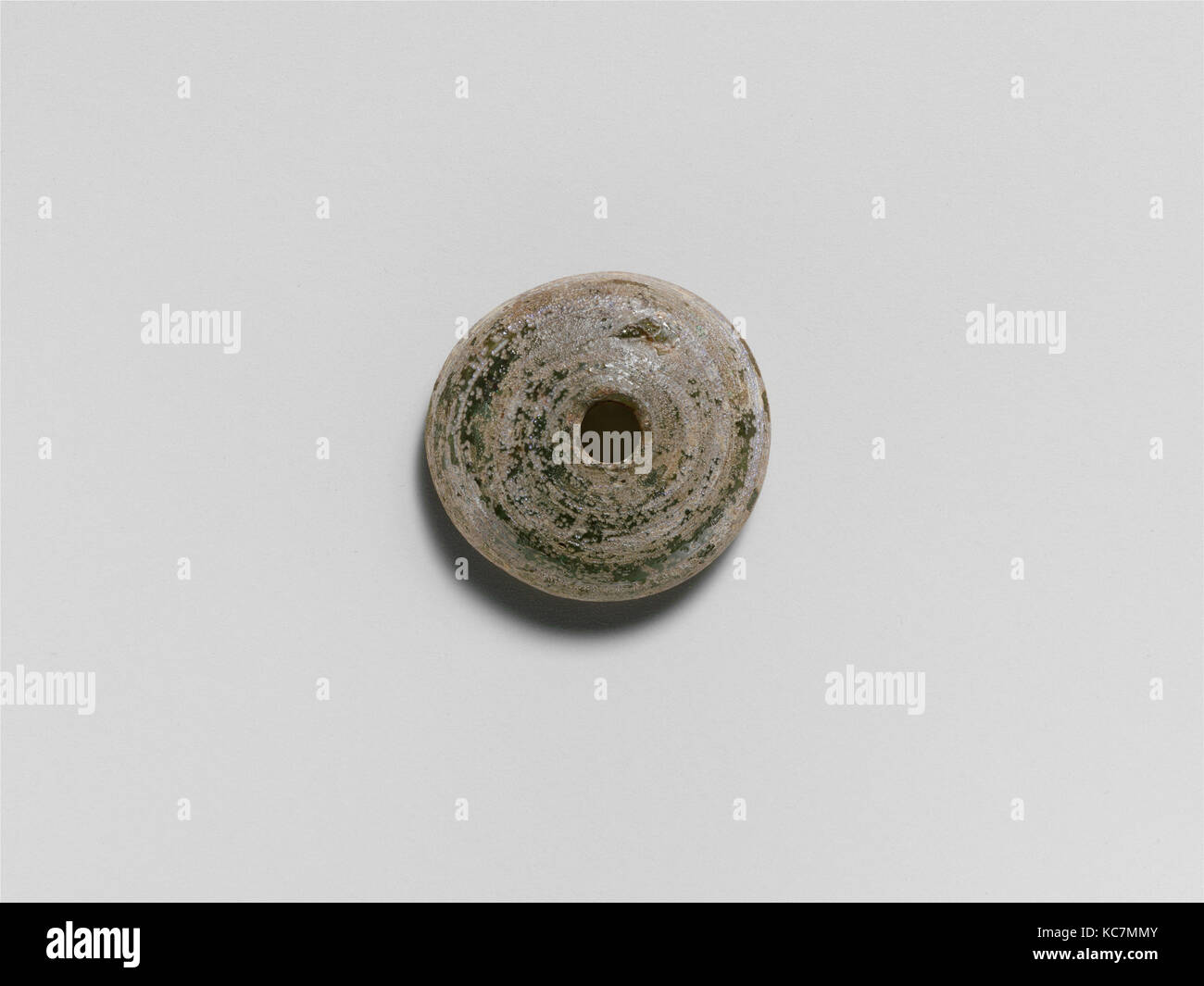 Glas Spindel Wirtel, Imperial, Ca. 1.-3. Jahrhundert n. Chr., Römische, Glas; rod-gebildet und Wunde, Durchm.: 1 x 5/16 in. (2,5 x 0,8 cm Stockfoto