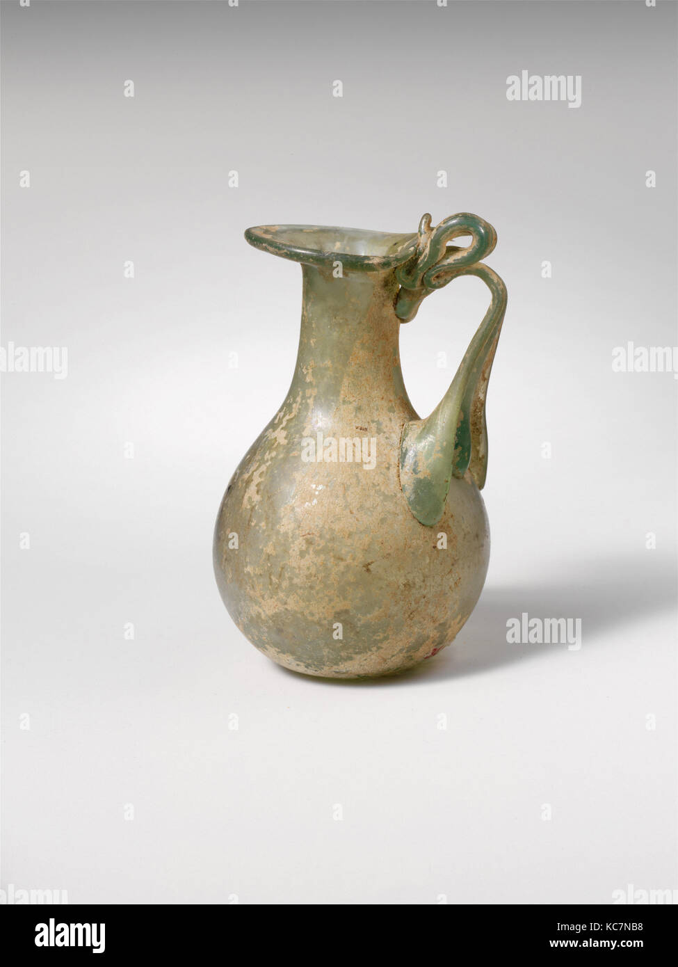 Glaskanne, Imperial, 1.-3. Jahrhundert n. Chr., Römische, Glas, geblasen, H.: 2 7/8 in. (7.3 cm), Glas, Klein, one-bearbeitet Krug Stockfoto