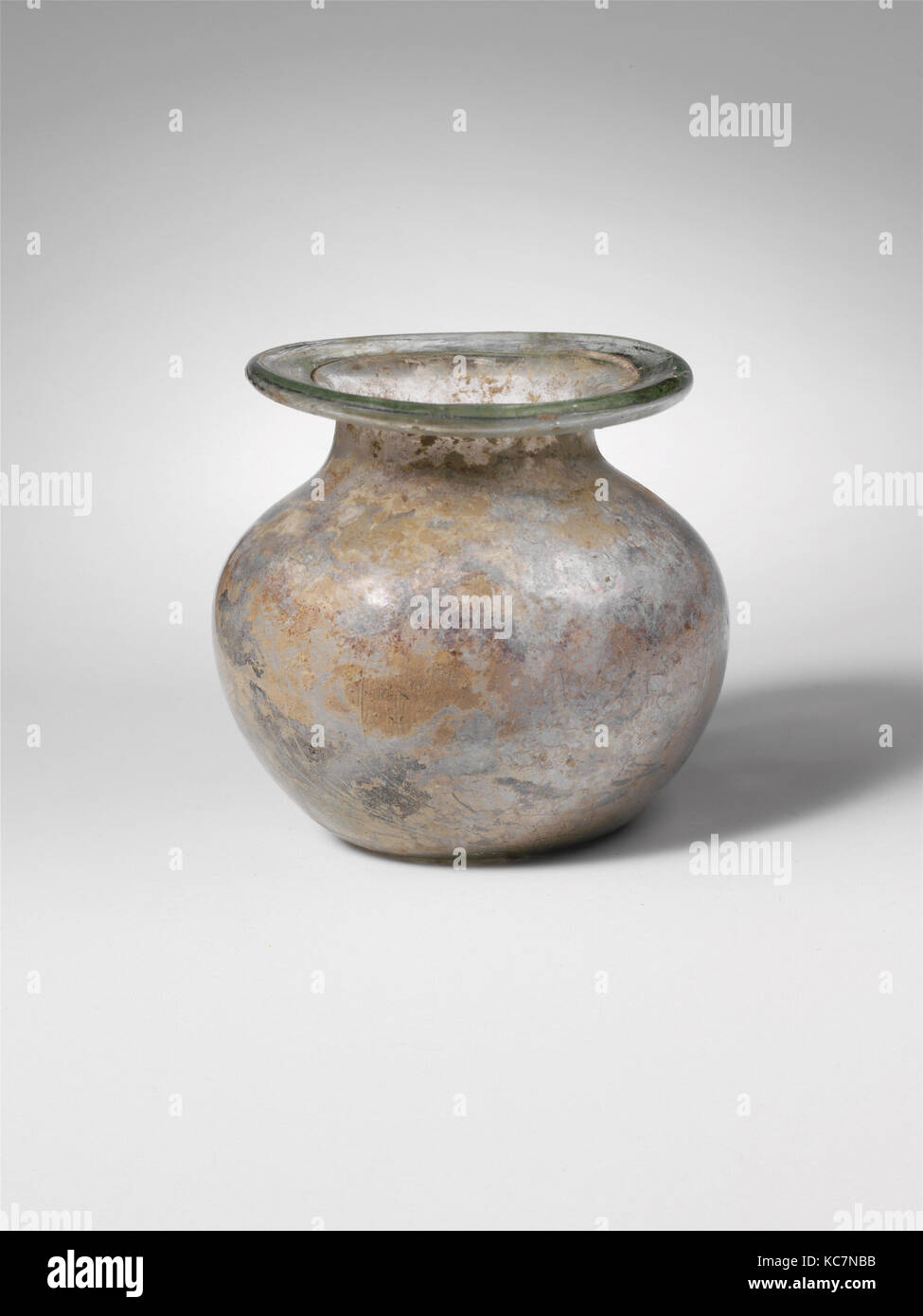 Glas Glas, Mitte Imperial, 2. bis 3. Jahrhundert n. Chr., Römische, Glas, geblasen, H.: 2 5/8 x 2 13/16 x 2 3/8 in. (6,7 x 7,1 x 6 cm), Glas Stockfoto