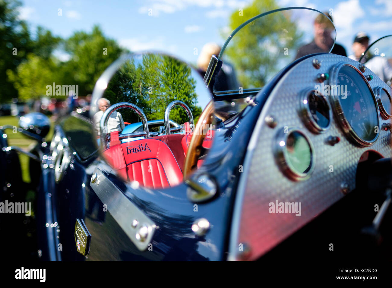 Spiegelung im Seitenspiegel des Lenkrads und Sitze des Allard J2X MK II, moderne Version des britischen Wettbewerbs Roadster 1950s, London, Kanada. Stockfoto