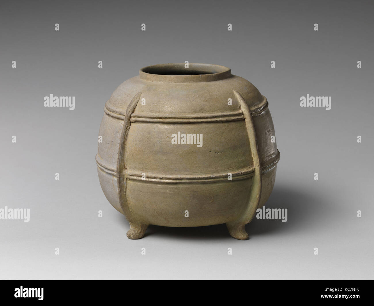 Four-Legged jar, Heian-Zeit (794-1185), 9. Jahrhundert, Japan, Steingut mit grüner Glasur und Entlastung Dekoration (Sanage ware Stockfoto