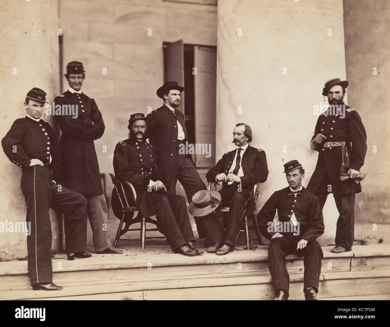 Brigadegeneral Gustavus A. DeRussy und Personal auf Schritte von Arlington House, Arlington, Virginia, Alexander Gardner, Mai 1864 Stockfoto