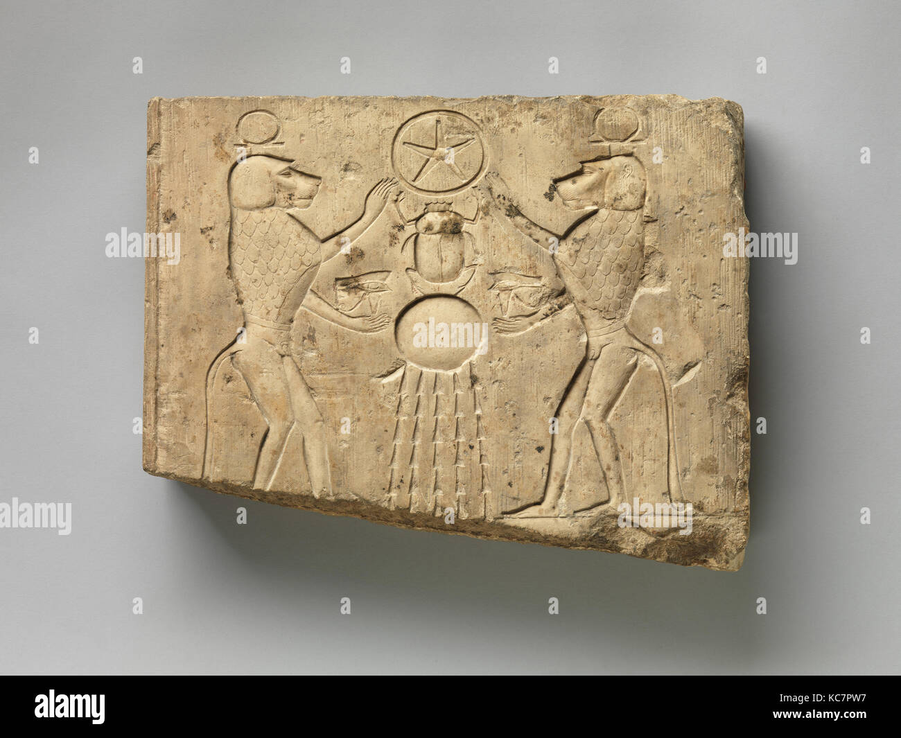 Relief panel zeigt zwei Paviane bietet die wedjat Auge in die Sonne Gott KHEPRI, wer hält die Unterwelt anmelden, 400-200 v. Chr. Stockfoto